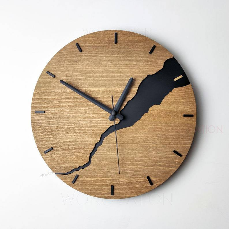 RusticEdge – Unique wall clock with cracked wood surface and rustic elegance