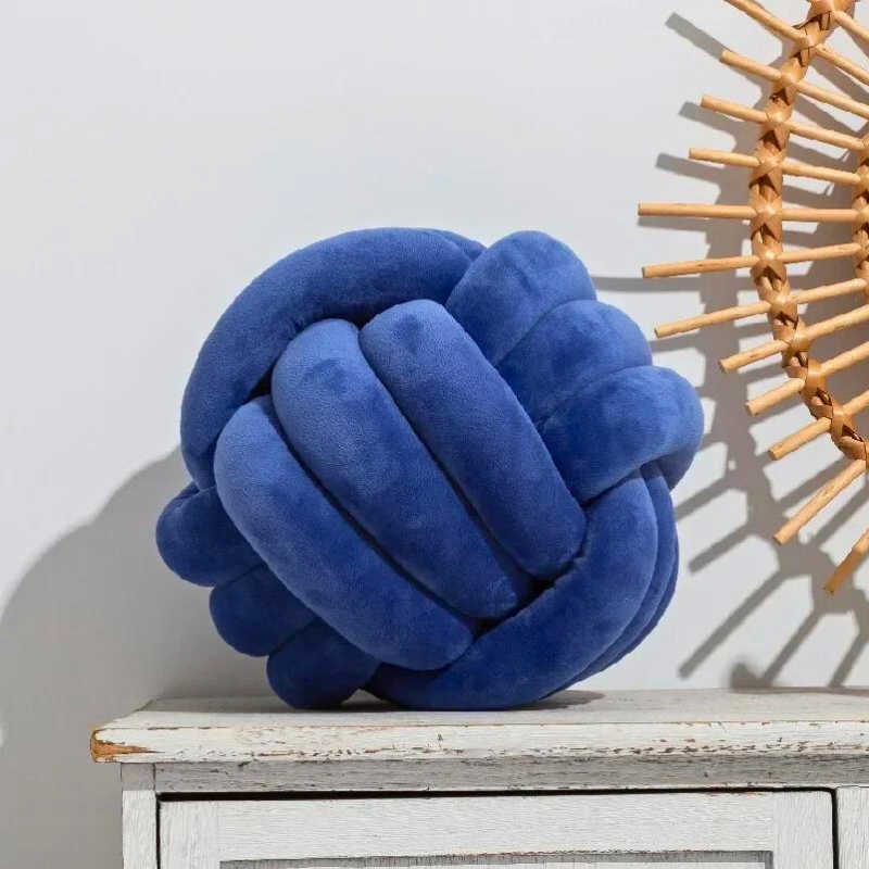 Scandinavian Knot Cushion made of Velvet