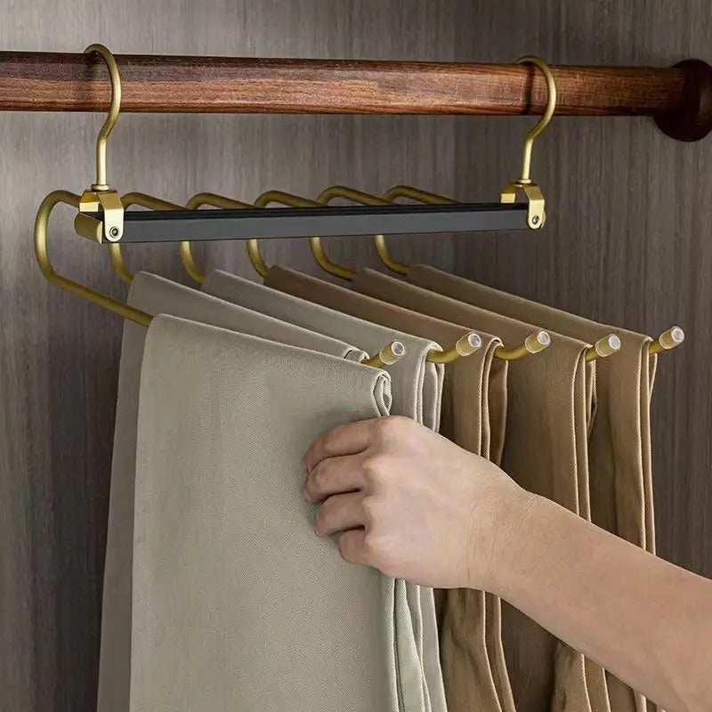 Space-saving trouser hangers from Gardudu made of aluminum