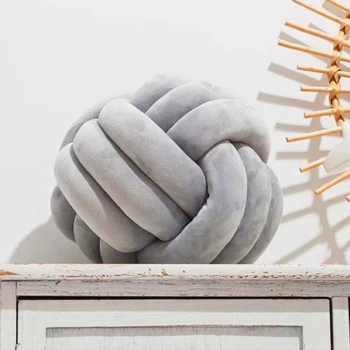 Scandinavian Knot Cushion made of Velvet