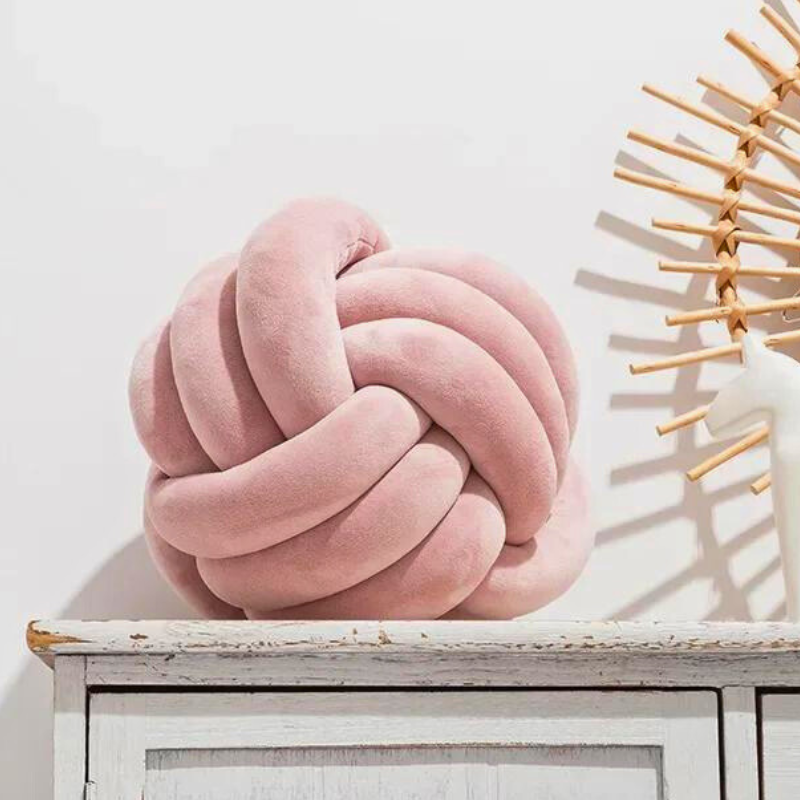 Scandinavian Knot Cushion made of Velvet