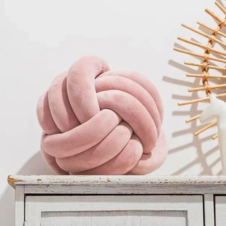 Scandinavian Knot Cushion made of Velvet
