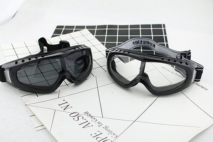 Women’s sporty goggles with mirrored lenses