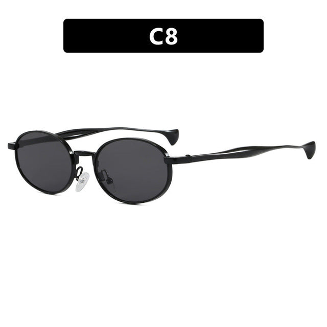 Women's robust round sunglasses with mirrored lenses