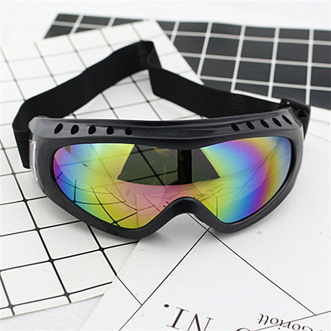 Women’s sporty goggles with mirrored lenses