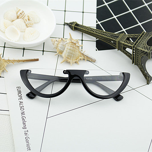 Women Cat-Eye Glasses with distinctive frame and mirrored lenses