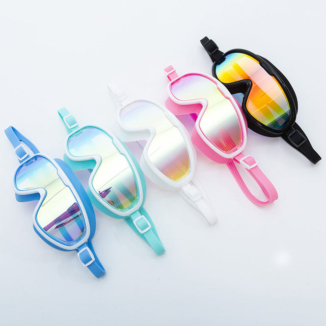 Ergonomic swimming goggles with mirrored field of view