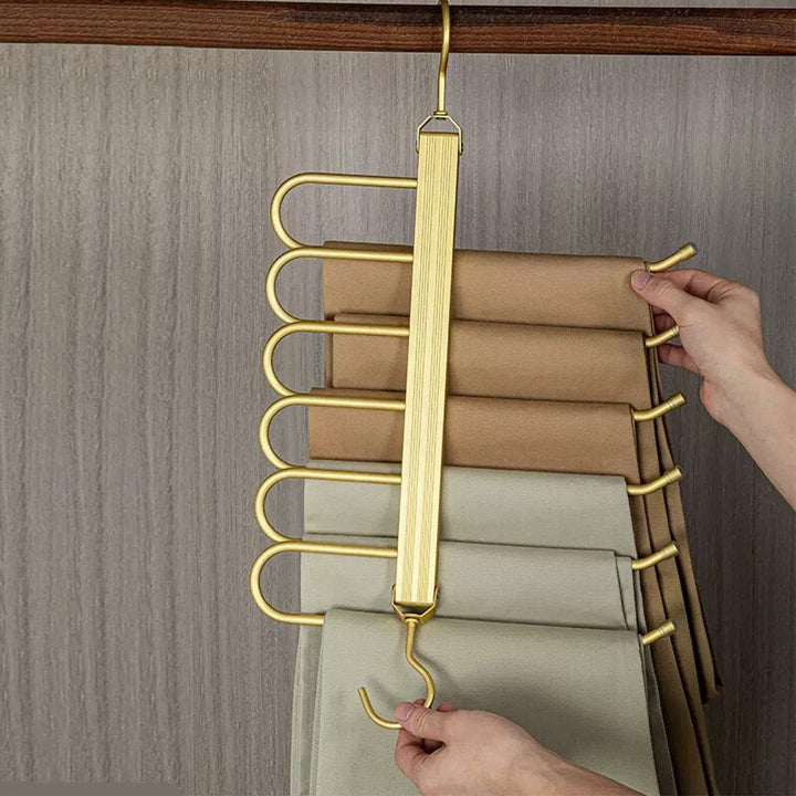 Space-saving trouser hangers from Gardudu made of aluminum